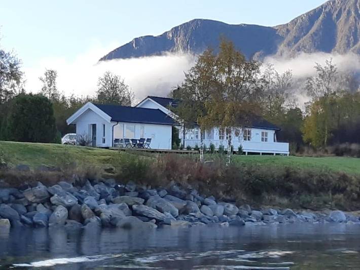 Ferienhaus für 2 Personen, mit Balkon und Terrasse sowie Garten und Seeblick in Vestnes