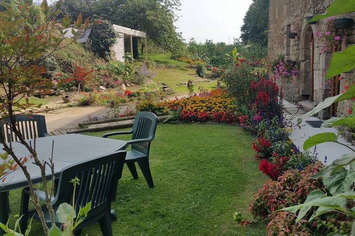 Gîte pour 2 personnes, avec jardin à Trédias