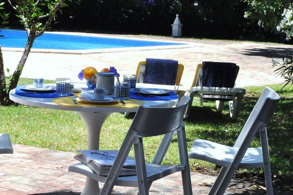 Fully equipped house with two suites, terrace, garden and pool in Balaia in Albufeira, Faro District