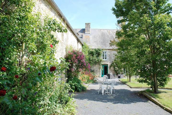 Chambre d’hôte pour 2 personnes, avec Terrasse et Jardin ainsi que Piscine et Vue à Grandcamp-Maisy