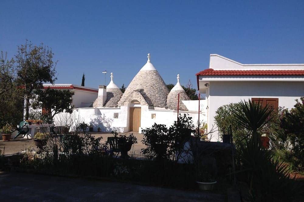 Large trullo/ villa, with private 10x4 m pool, in olive grove 2km from town in Ceglie Messapica, Salento