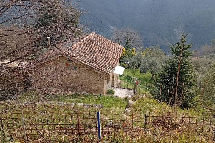 La petite bergerie dans la prairie in Coaraze, Côte méditerranéenne (France)