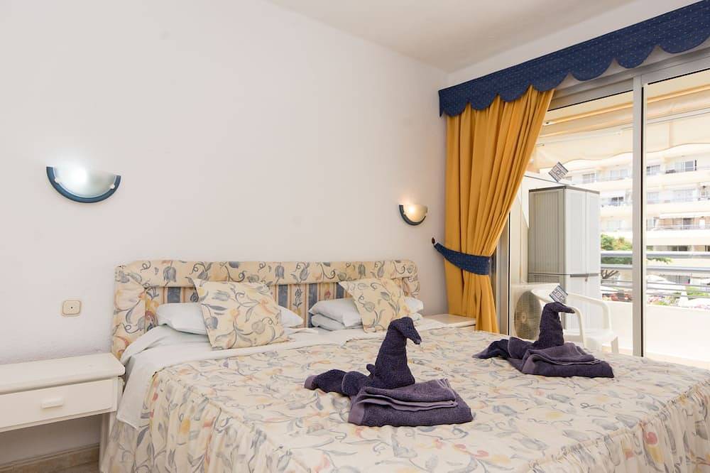 2 Bed Hotel Apt. Sleeps 3/4, Five minutes walk to Beach, Shops & Restaurants  in Playa Puerto Colón, Adeje