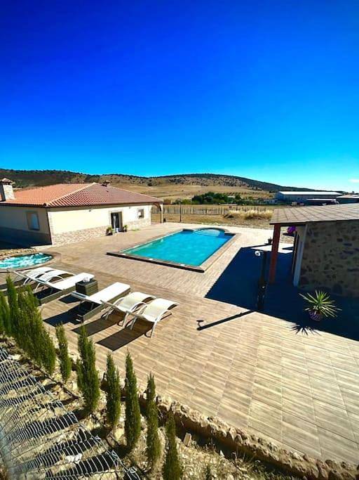 Casa de vacaciones para 8 personas, con piscina y vistas además de piscina para niños y jardín, Se admiten mascotas en Provincia de Badajoz