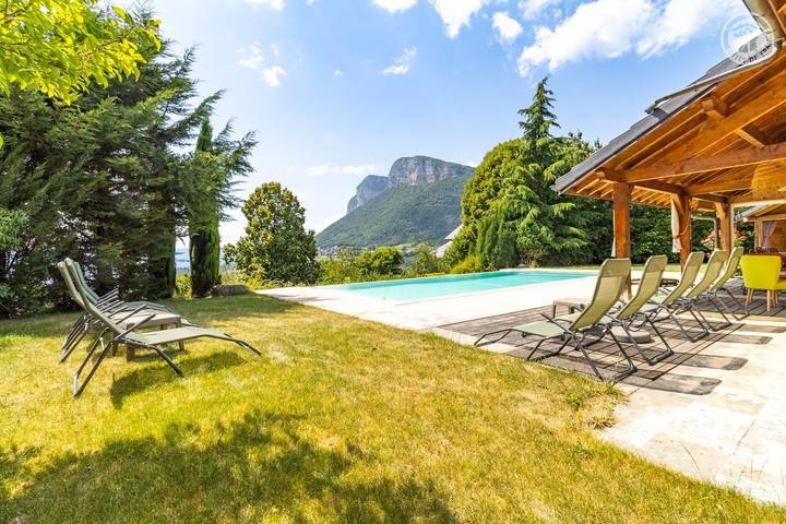 Gîte pour 10 personnes, avec Terrasse ainsi que Jardin et Piscine à Thoiry (Savoie)