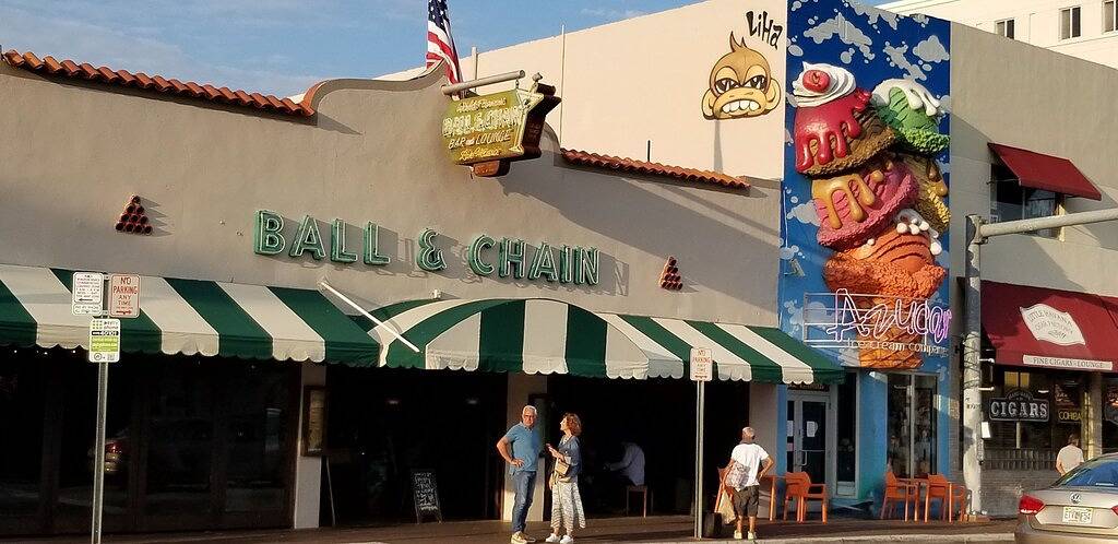 Kleines Gästehaus im spanischen Stil in Havanna, Calle 8 in Miami, Florida