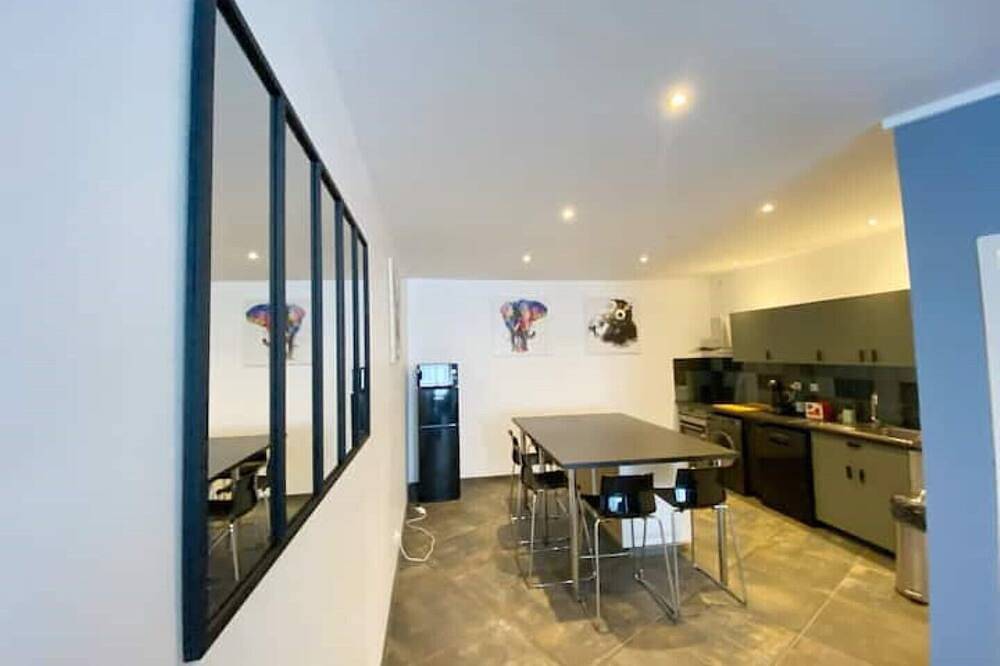 Entire apartment, 021 Chic & Cosy Grand Appart 84m2 Hypercentre Wifi Smart Tv Netflix in Saint-Étienne, Loire