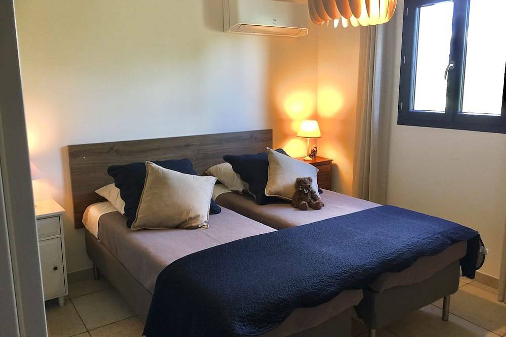 Villa con aire acondicionado, piscina privada no compartida y climatizada frente al Luberon .. in Maubec, Parque natural regional del Luberon
