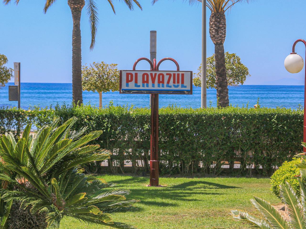 Entire apartment, Beachfront Apartment in Cambrils for 5 with Pool, Terrace & A/C in Cambrils, Costa Dorada