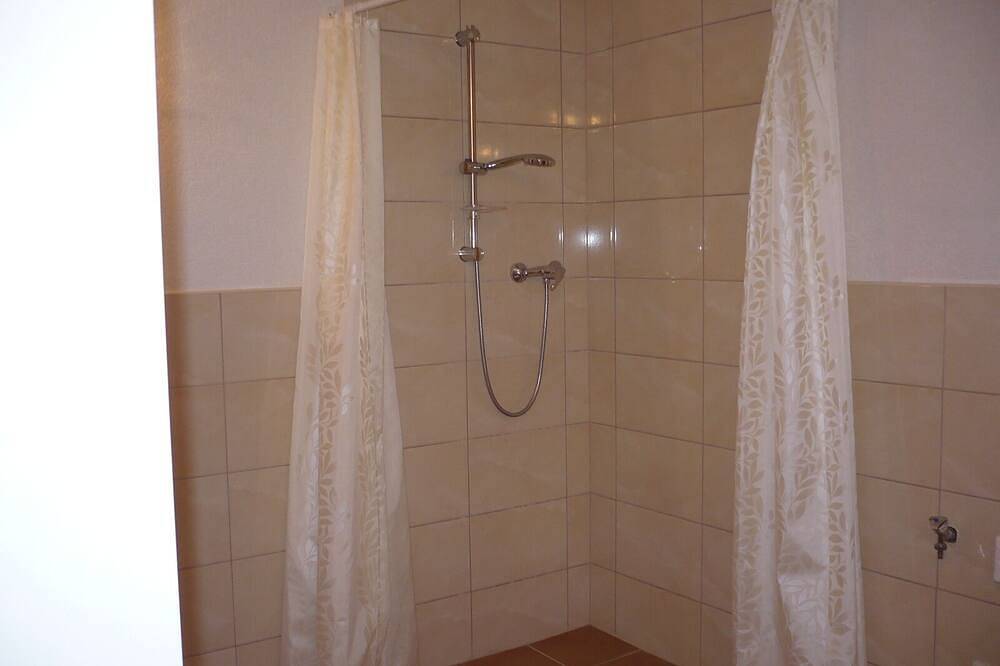 Ganze Wohnung, Großzügige Ferienwohnung mit Balkon, Terrasse und Nähe zum See in Vollrathsruhe in Vollrathsruhe, Mecklenburgische Seenplatte