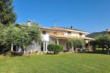 Gîte pour 3 personnes, avec jardin ainsi que jacuzzi et terrasse à Introdacqua