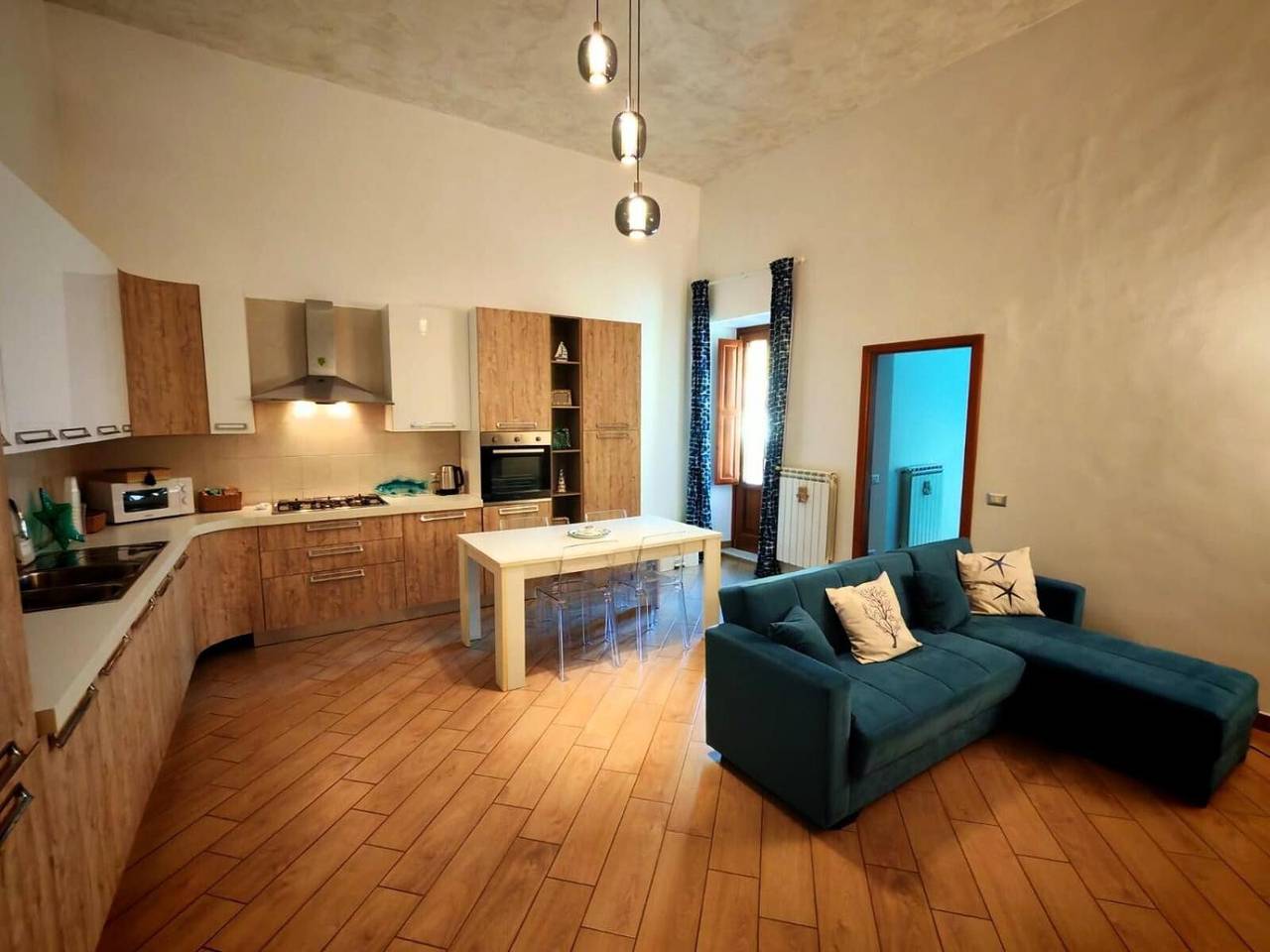 Entire apartment, Light Blue House Apartment with Balcony, Wi-Fi, and Air Conditioning in Salerno, Tyrrhenian Coast Campania