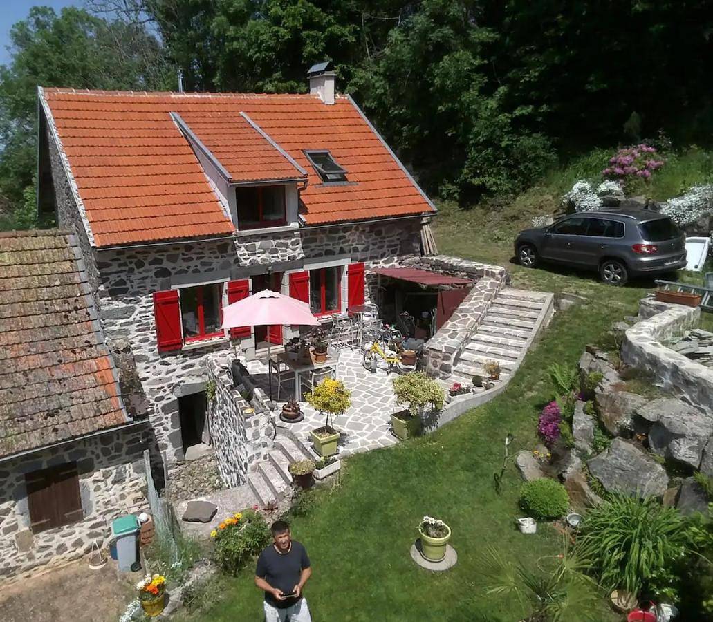 Un petit coin paisible et frais - piscine à 3 mins in Le Monteil, Parc naturel régional des Volcans d'Auvergne
