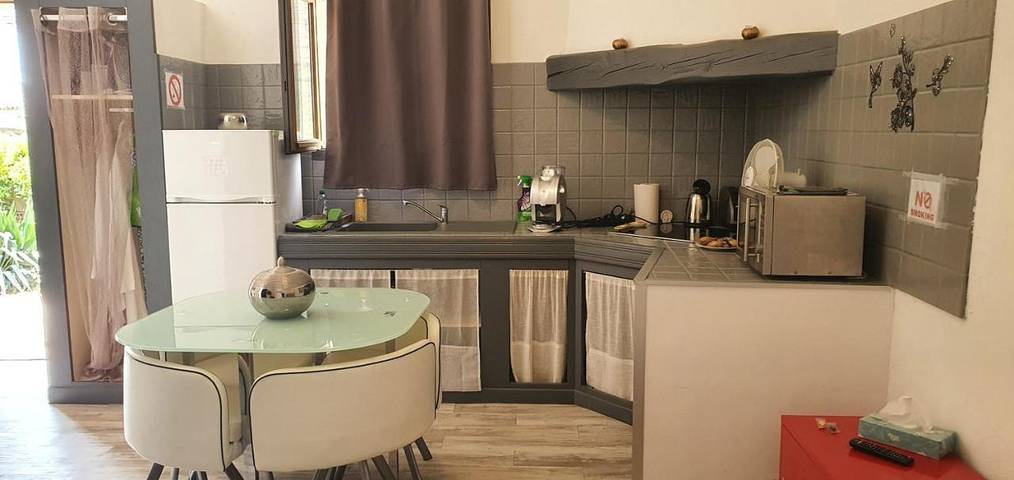 Location de vacances pour 2 personnes, avec vue ainsi que jardin et piscine à Saint-Cézaire-sur-Siagne - 4