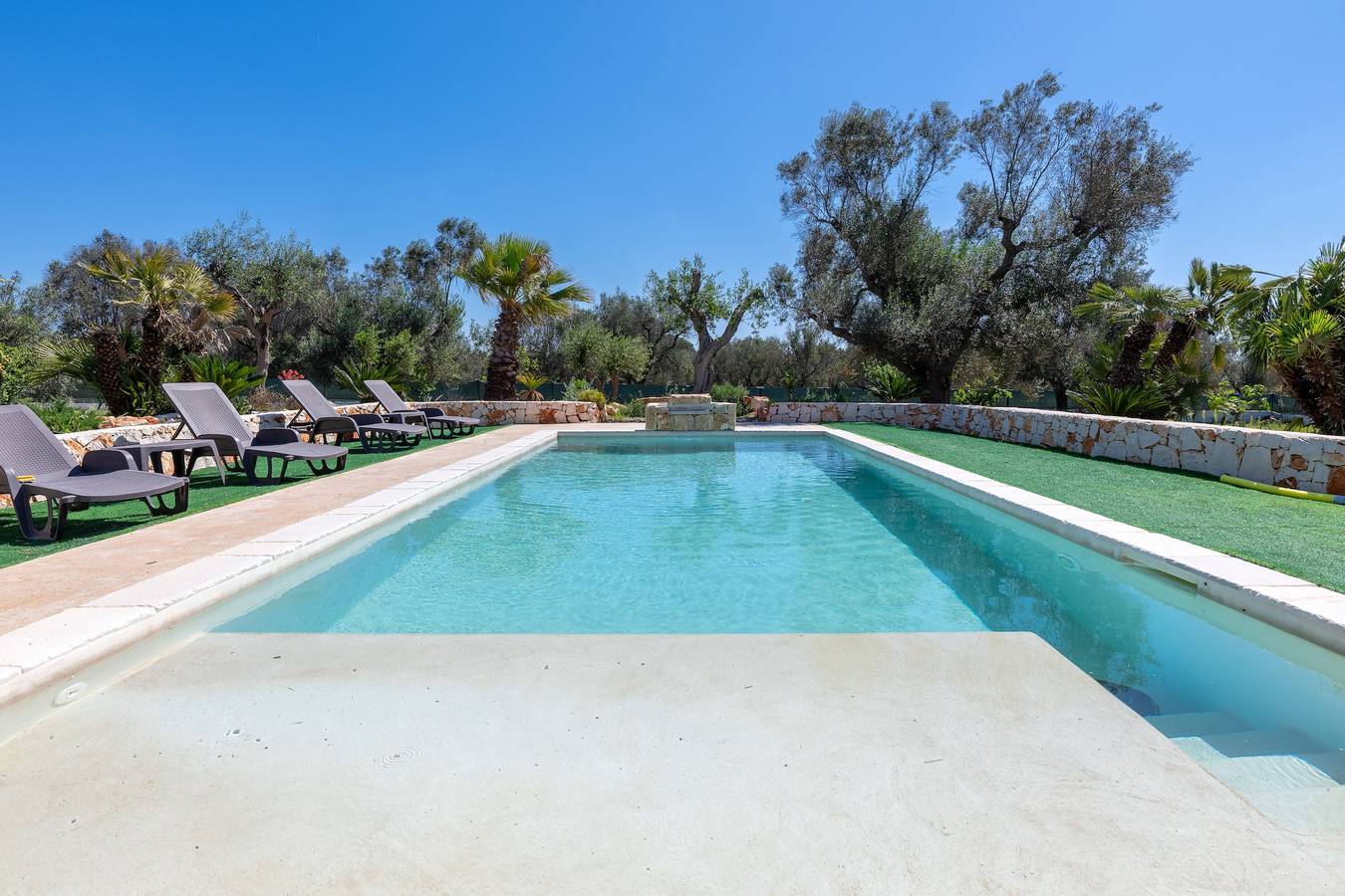 Villa "Il Canto Della Cicala" con terrazza privata, giardino, piscina e aria condizionata in San Vito dei Normanni, Salento