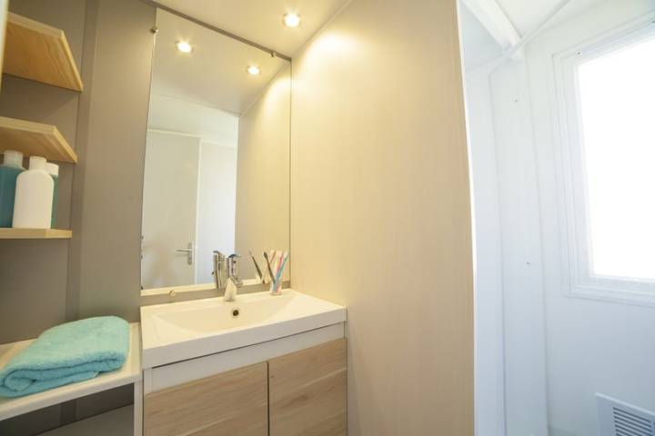 Caravane pour 6 personnes, avec terrasse ainsi que balcon/terrasse et vue sur le lac en Cotes-d'Armor - 4