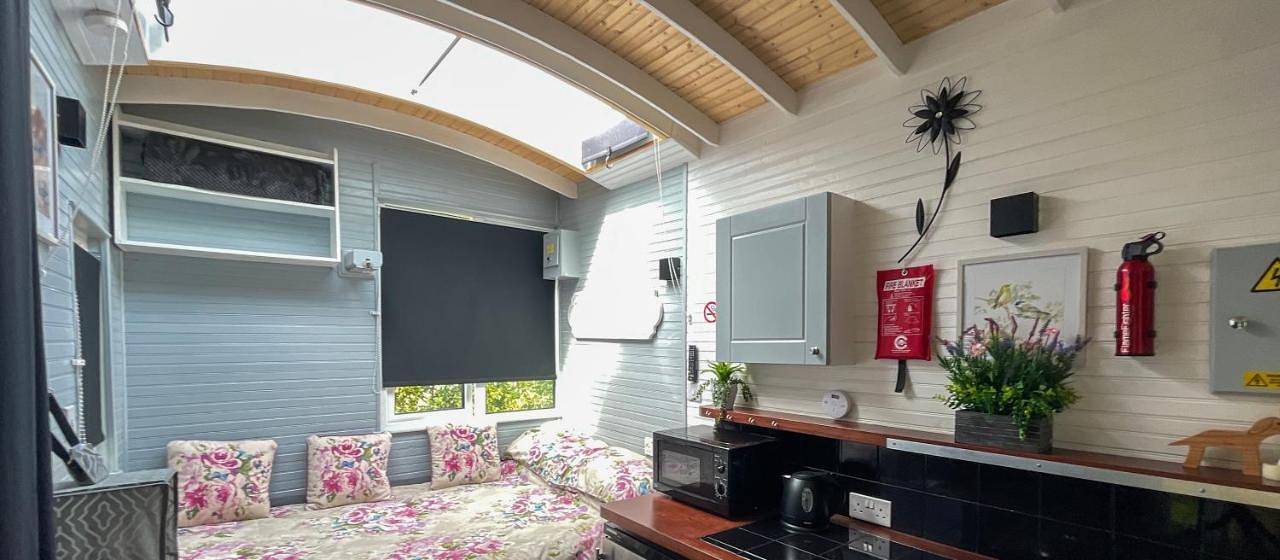 Shepherds hut Bath in Bitton, South Gloucestershire