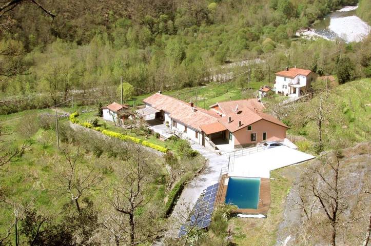 Agriturismo per 6 persone, con panorama e giardino nonché piscina e vista lago, adatto a famiglie con bambini in Provincia di La Spezia