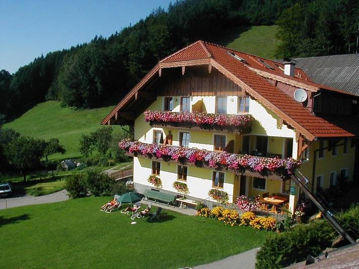 Vakantiewoning voor 4 personen, with Balkon and Terras as well as Tuin and Zwembad aan de Mondsee