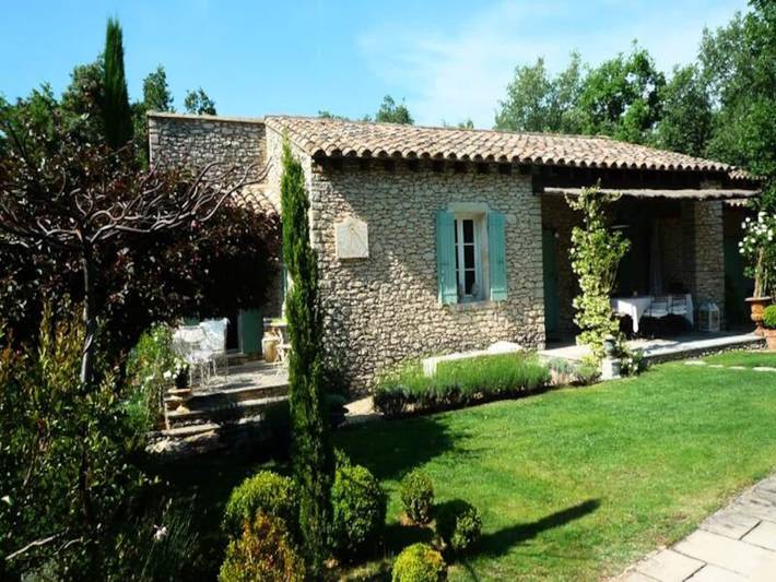 Location de vacances pour 6 personnes, avec jardin et terrasse ainsi que jacuzzi et piscine à Lacoste