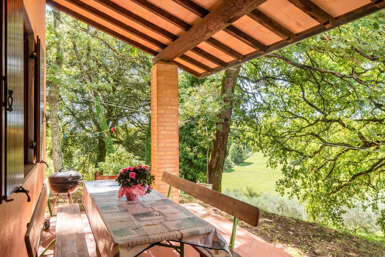 Entire apartment, Holiday Home 'San Michele - Casa Rosa' with Mountain View, Shared Pool and Wi-Fi in Montieri, Grosseto Province