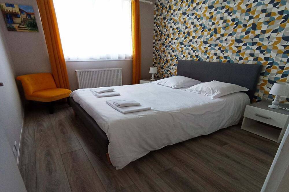 Garden-View Marina Apartment in Saint-Benoît-de-l'Aure, Bayeux region