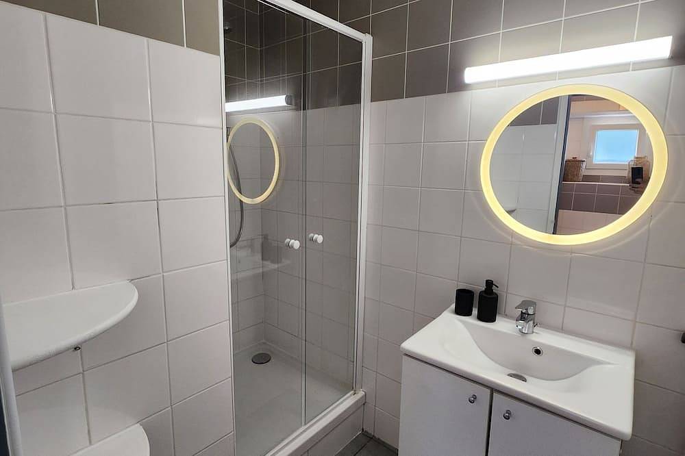 Entire apartment, La chambre de Sophie Studio with garage in quiet location near town center in Lons-le-Saunier, Jura