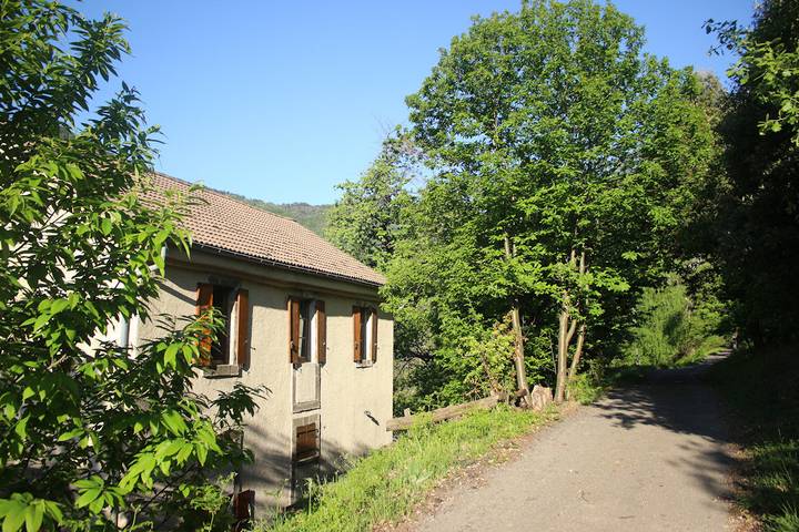 Gîte pour 7 personnes, avec terrasse ainsi que piscine et jardin, animaux acceptés à Saint-Privat-de-Vallongue