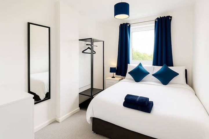 Stoke Mandeville House | Sleeps up to 6-8 in Aylesbury, Chiltern Hills