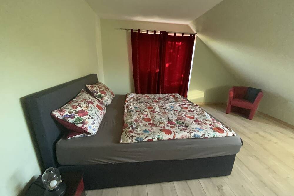 Entire apartment, Quiet apartment with bright conservatory and again with pool! in Buddenhagen, Wolgast