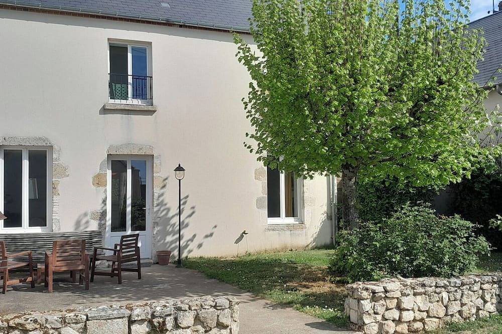 2/6 person house with enclosed courtyard and private garden located in the Loire Valley. in Darvoy, Sologne