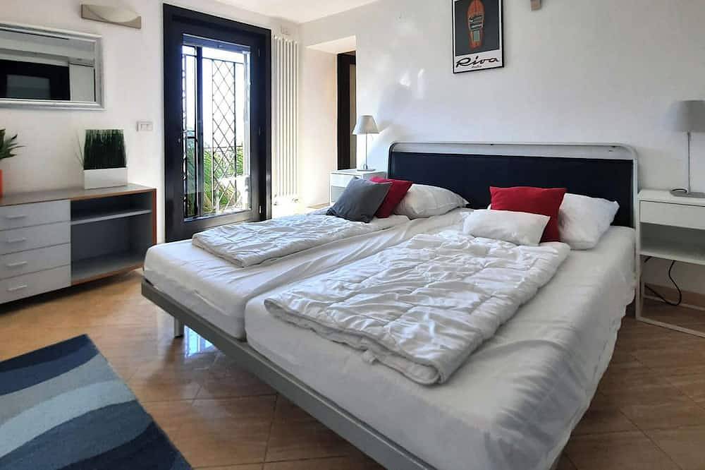 Entire apartment, Apartment in Casa nel Blu with Pool - ground floor in Viggiona, Trarego Viggiona