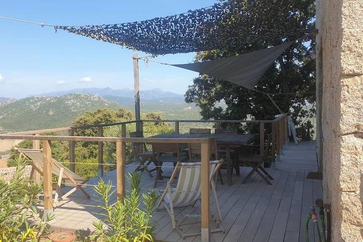 Gîte pour 2 personnes, avec Balcon et Terrasse ainsi que Jardin et Vue à Grossa