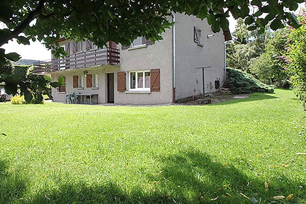 Appartement entier, Meuble de tourisme ** situé au coeur de la vallée de La Plane in Perpezat, Parc naturel régional des Volcans d'Auvergne