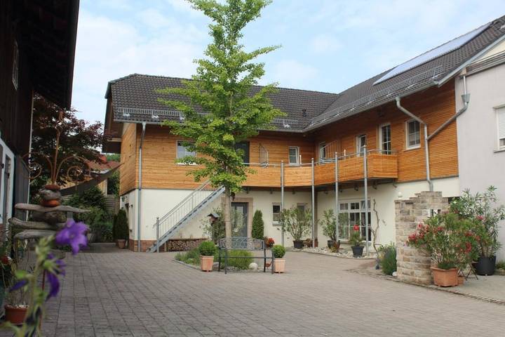 Ferienwohnung für 4 Personen, mit Garten und Ausblick sowie Pool, mit Haustier