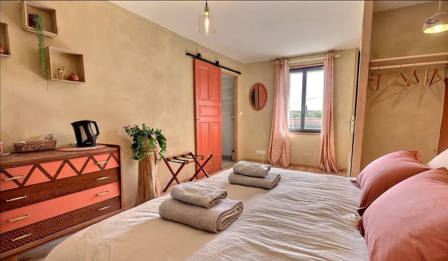 Chambre d’hôtes « La Terre d’à Côté » avec terrasse partagée et Wi-Fi in Saint-Remèze, Privas