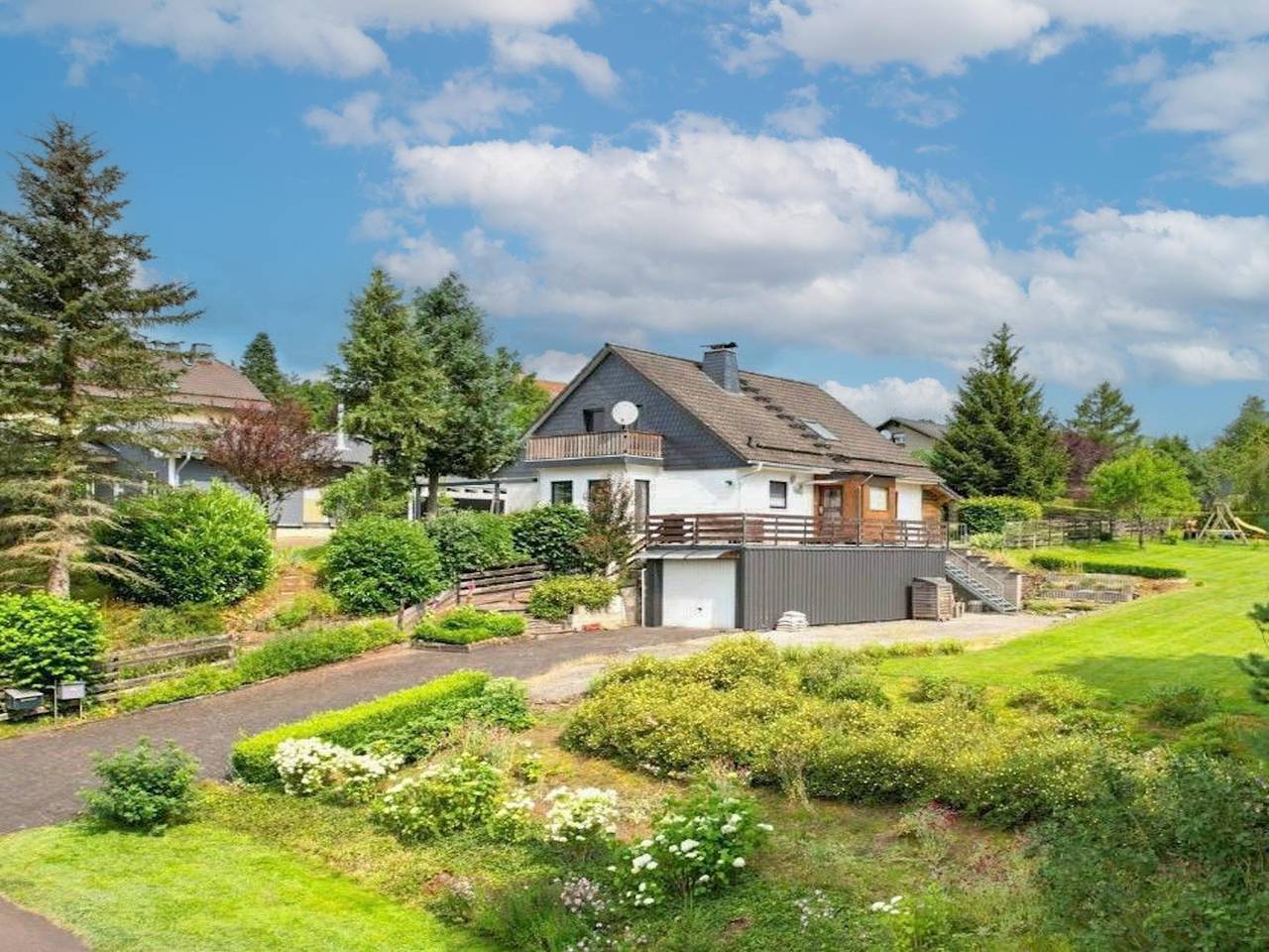 Freistehende Villa mit umliegendem Garten in Hallschlag, Rureifel (Nordrhein-westfalen)
