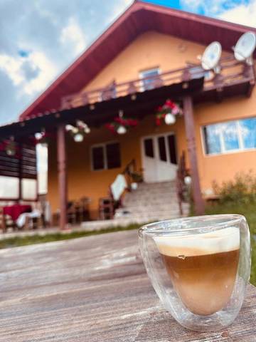 Maison de campagne pour 17 personnes, avec jardin ainsi que vue et balcon dans Mărișel