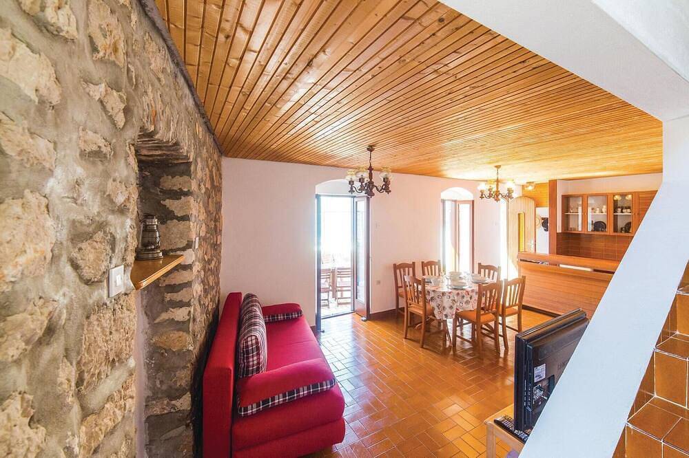 Awesome home in Rogoznica with Wifi in Rogoznica, Šibenik-Knin