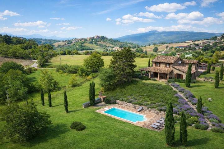 Casa vacanza per 10 persone, con piscina e giardino nonché panorama, con animali domestici a Castelraimondo