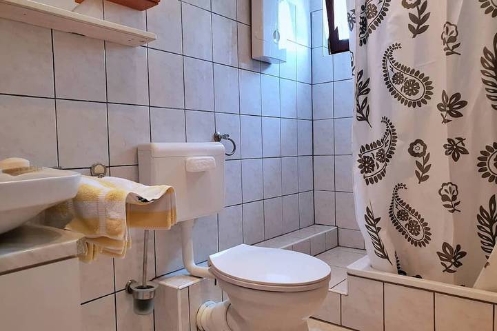 Appartement entier, Appartement Bijelic - avec balcon, 480 m de la mer, BBQ, parking privé, pas de clim in Silo (Krk), Krk