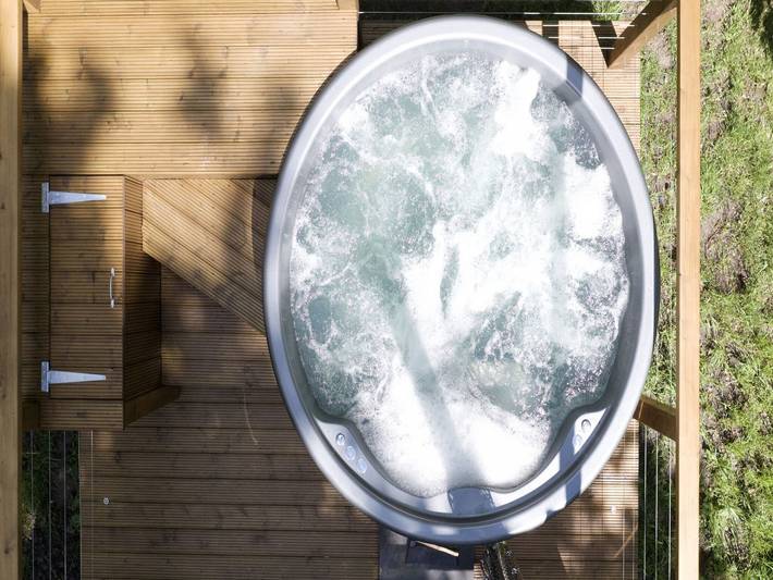 Chalet in Kent with Hot Tub & Countryside Views in Chiddingstone, Kent