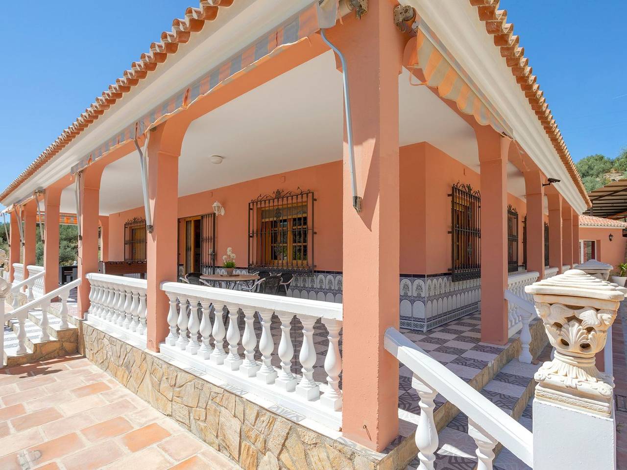 Familienhaus mit großzügigen Außenanlagen in Alcaucín, Provincia de Málaga