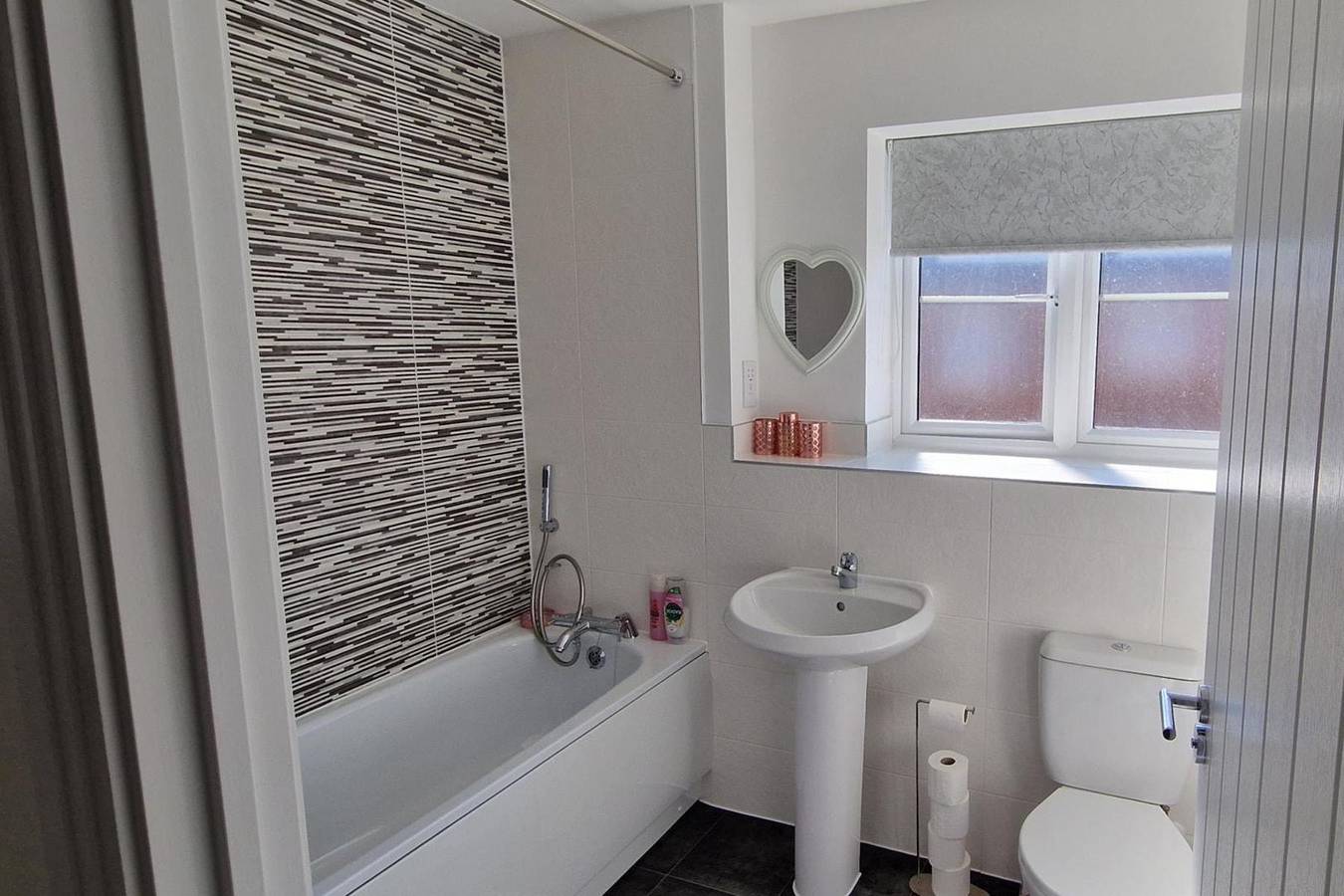 Peterborough - House - Sleeps 8 - Parking - Garden in Peterborough