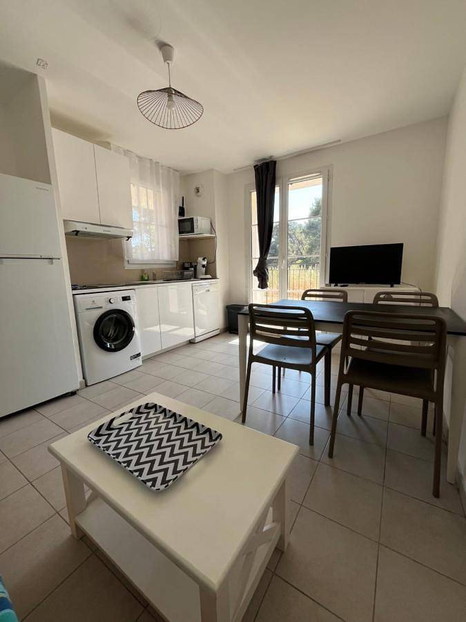 Appartement entier, One-Bedroom Apartment in Cabriès, Côte méditerranéenne (France)