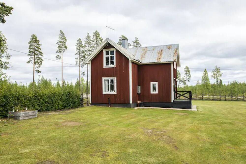 Två hus på ett vackert läge in Västerbotten