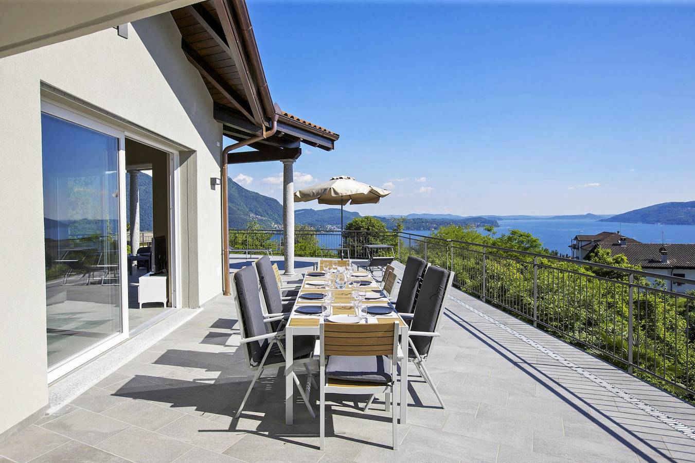 Entire apartment, Vacation apartment for 12 people with balcony in Arizzano, Lago Maggiore (Piemonte)