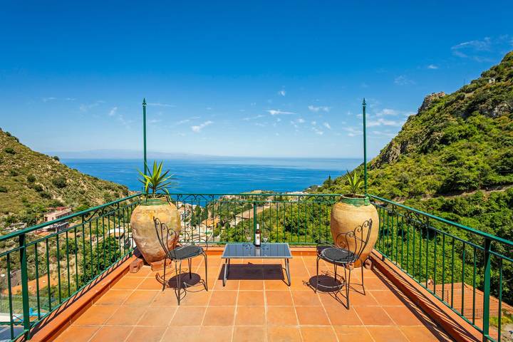 Villa 'Storica Taormina' with Sea View, Wi-Fi and Air Conditioning in Taormina, Messina Province