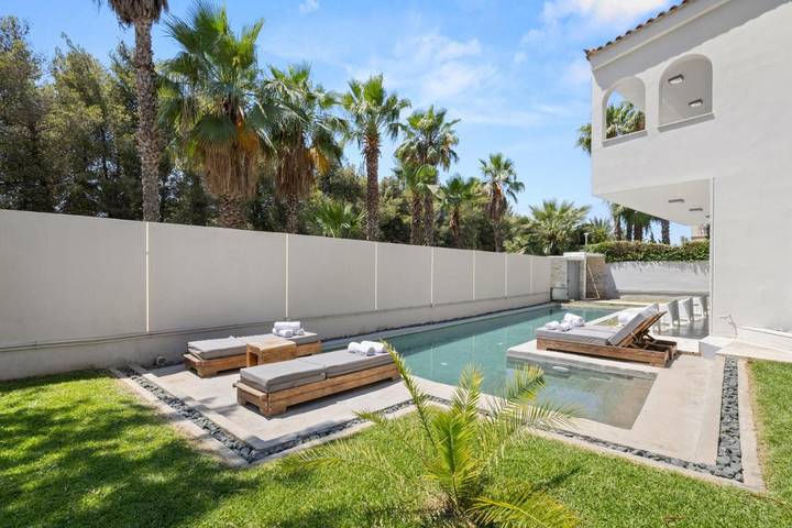 Villa für 9 Personen, mit Balkon und Whirlpool sowie Terrasse und Garten in Voula
