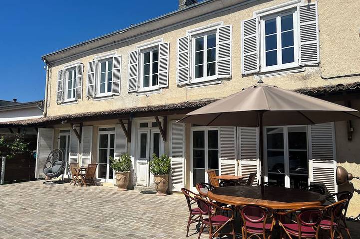Gîte pour 12 personnes, avec terrasse et jardin à Sept-Saulx